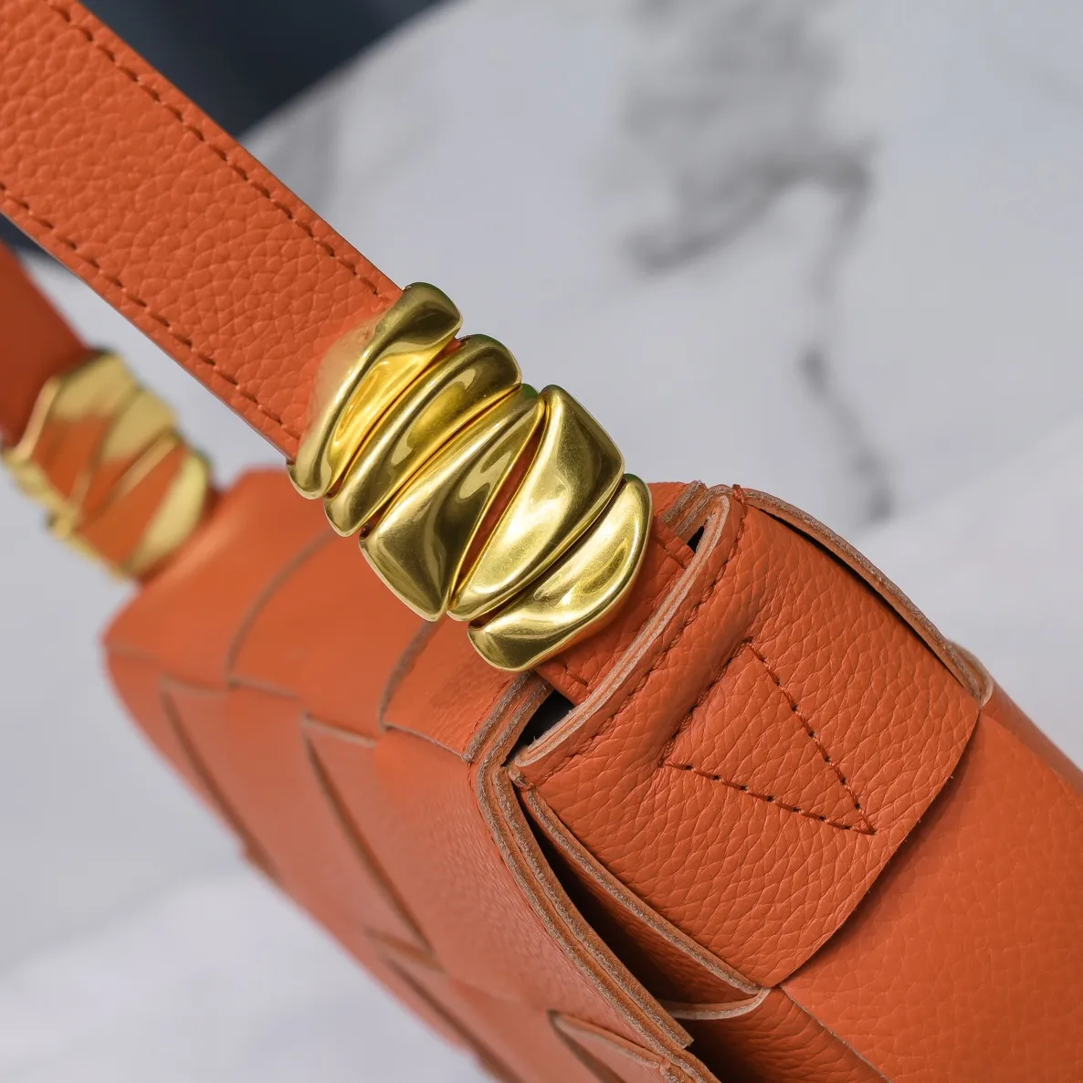 The new CASSETTE has a new version. Metal accessories. This is a popular item. The leather surface is replaced by pebbled cowhide that is more wear-resistant and durable. The inner leather is still made of soft lambskin. What is even more unique is that highly designed metal accessories are added to both sides of the shoulder strap. The metal on both sides is deliberately loosened, making a pleasant "ding" sound during use. The ultra-detailed design is perfect! Size 23x15x5.5 Model 6687#